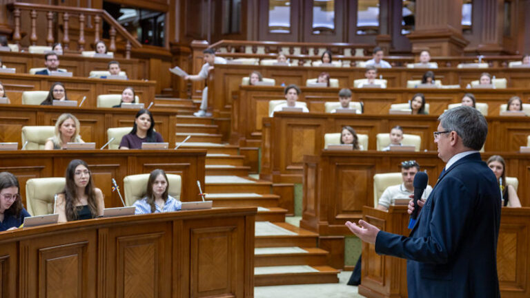 Președintele Parlamentului s-a întâlnit cu tinerii care fac stagii de practică în serviciul public.